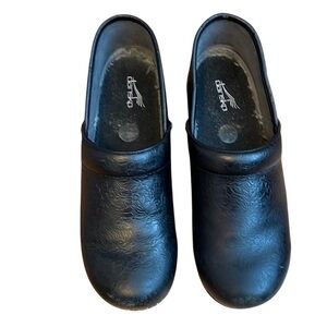 Dansko XP 2.0 Black Floral Tooled Leather Clogs Size 41 or 10.5 Women GUC